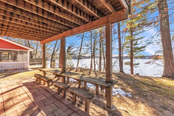Exterior, Lake