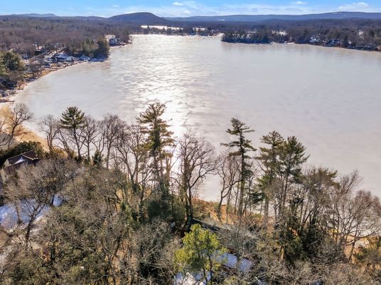 Exterior, Lake