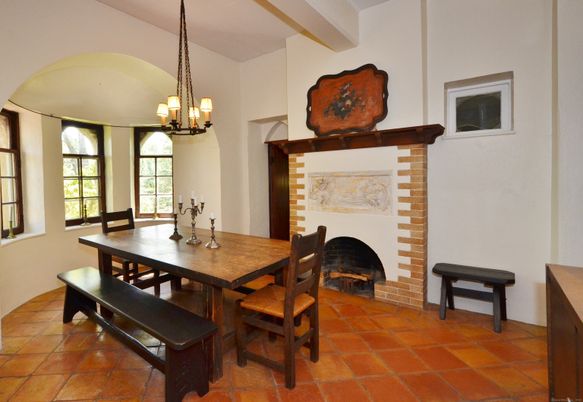 Chandelier, Dining room, Fireplace, Interior, Pendant Lights
