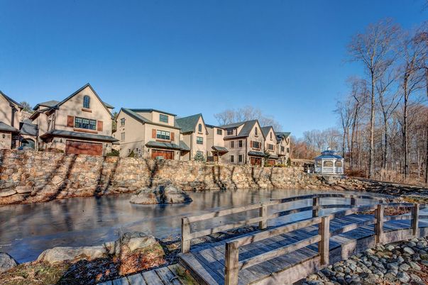 Exterior, Lake