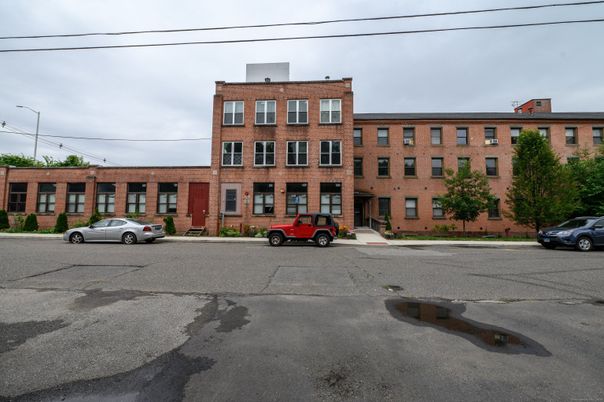 Exterior, Facade, Brick Facade, Chicago School