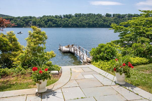 Exterior, Lake