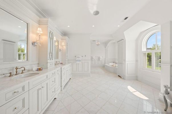 Bathroom, Dual Sink Vanities, Interior, Recessed Lighting
