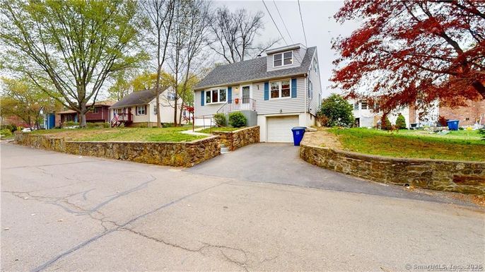 Attached, Exterior, Facade, Cape Cod