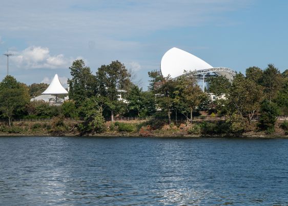 Exterior, Lake