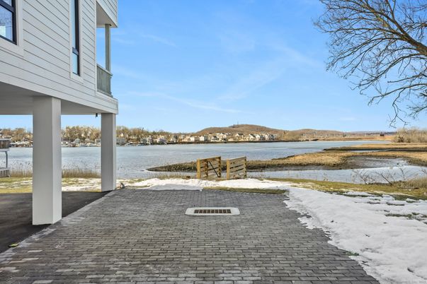 Exterior, Lake
