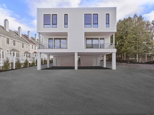 Exterior, Facade, Modern
