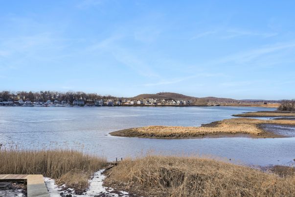 Exterior, Lake