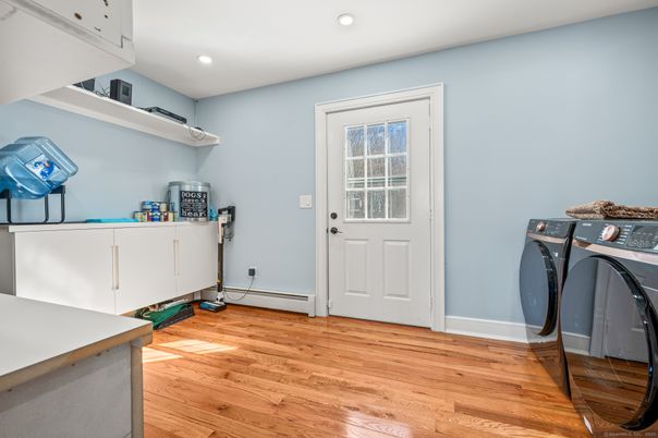 Interior, Recessed Lighting, Washer, Wood Texture Flooring