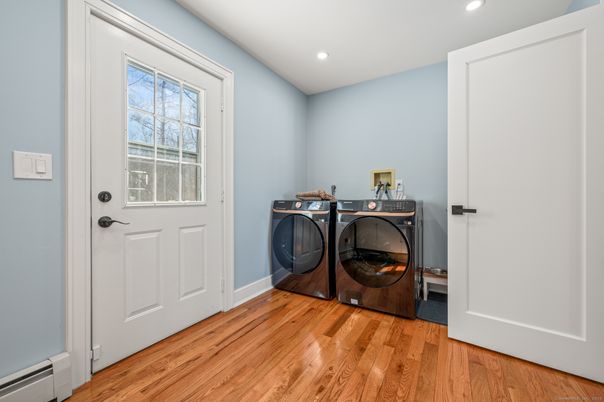 Interior, Recessed Lighting, Washer, Wood Texture Flooring