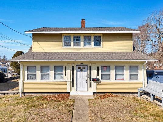 Exterior, Facade, American Foursquare