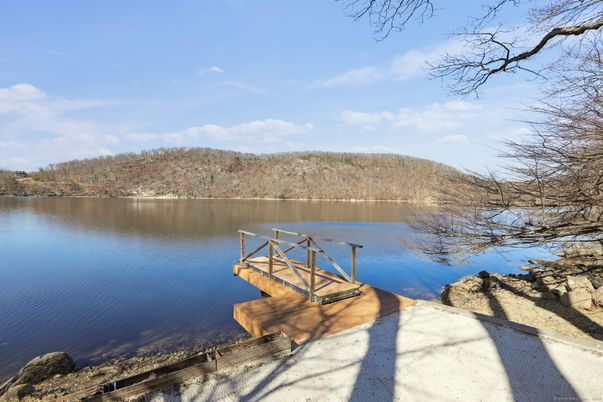 Exterior, Lake