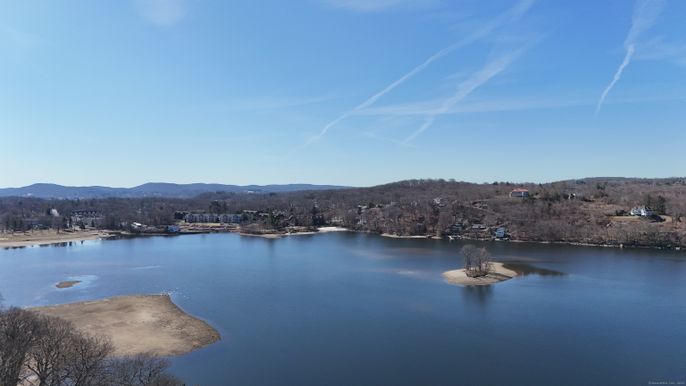 Exterior, Lake