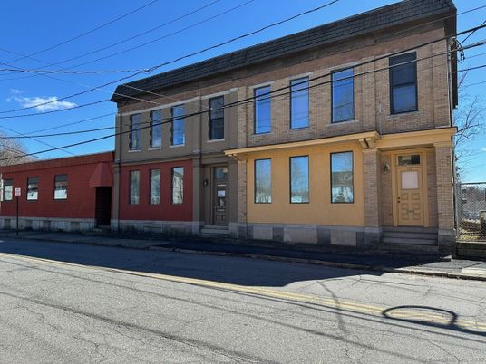 Exterior, Facade, Rowhouse