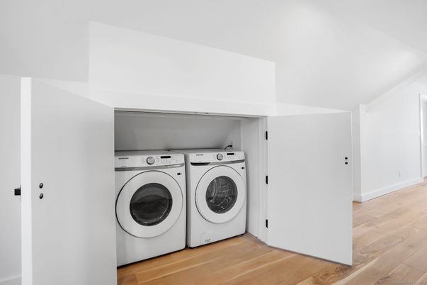 Interior, Utility Closets, Washer, Wood Texture Flooring
