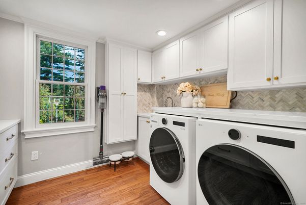 Interior, Recessed Lighting, Washer, Wood Texture Flooring