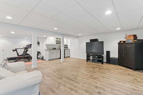 Fitness Equipment, Interior, Living room, Recessed Lighting, Wood Texture Flooring