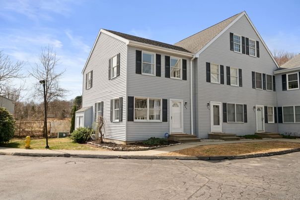 Exterior, Facade, Rowhouse