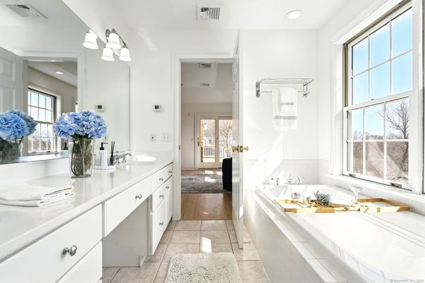 Bathroom, Dual Sink Vanities, Interior, Recessed Lighting