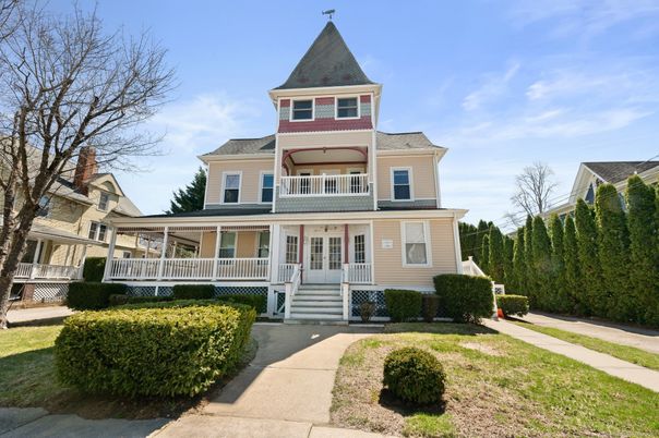 Exterior, Facade, Queen Anne Victorian