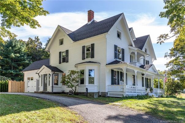 Exterior, Facade, Farmhouse