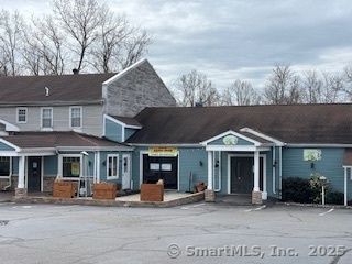 Exterior, Facade, Ranch