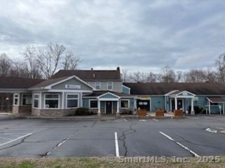 Exterior, Facade, Ranch