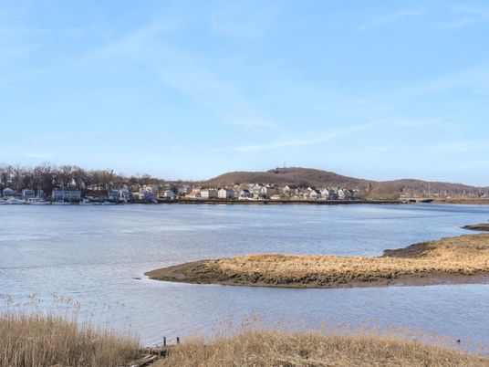 Exterior, Lake