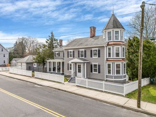 Exterior, Facade, Queen Anne Victorian