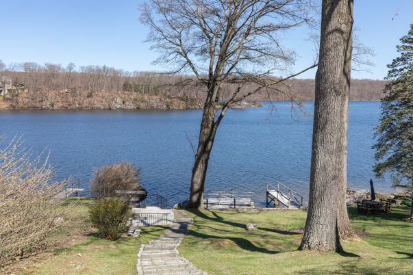 Exterior, Lake