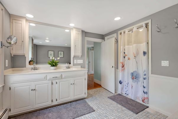 Bathroom, Dual Sink Vanities, Interior, Recessed Lighting