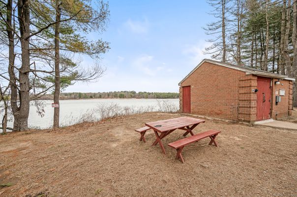 Exterior, Lake