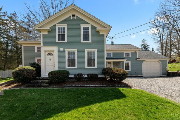 Attached, Exterior, Facade, Queen Anne Victorian