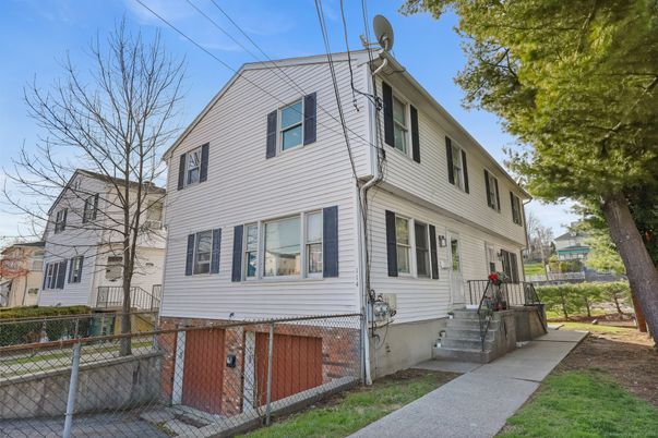 Exterior, Facade, Rowhouse