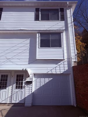 Attached, Exterior, Facade, American Foursquare
