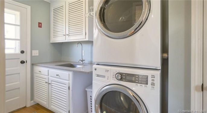 Interior, Utility Closets, Washer, Wood Texture Flooring