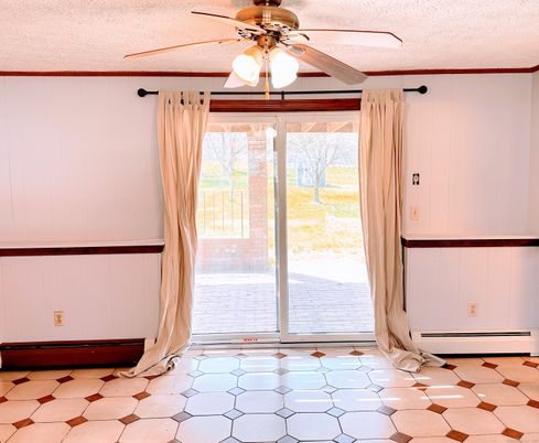 Empty room, Interior