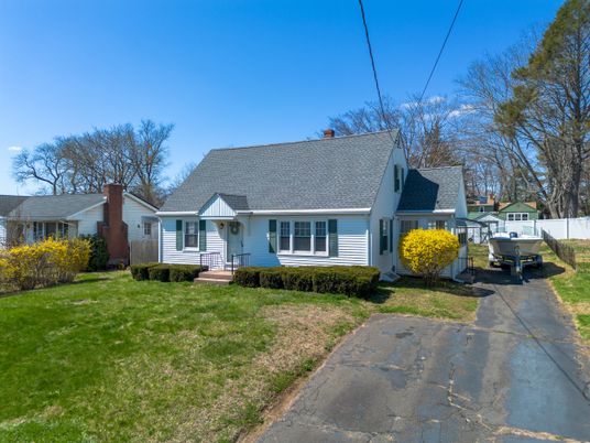 Exterior, Facade, Cape Cod