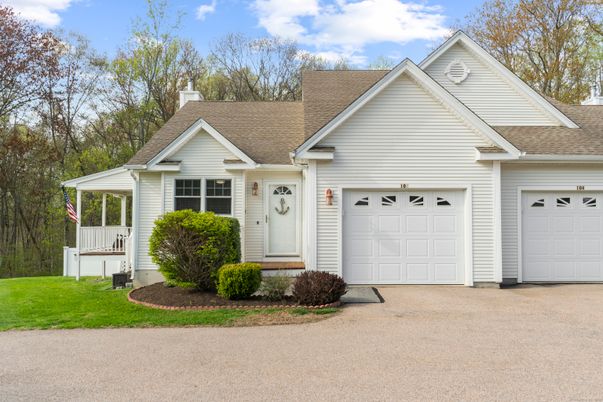 Attached, Exterior, Facade, Ranch