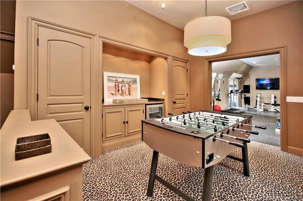 Game Room, Interior