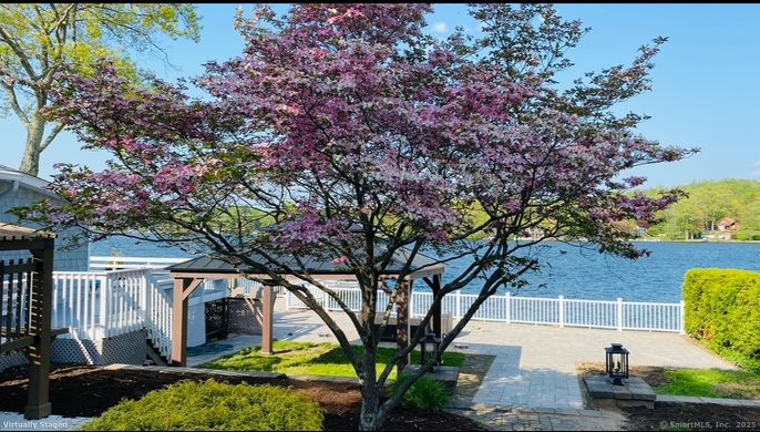 Exterior, Lake