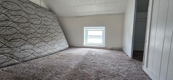 Empty room, Interior