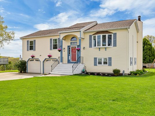 Attached, Exterior, Facade, Raised Ranch