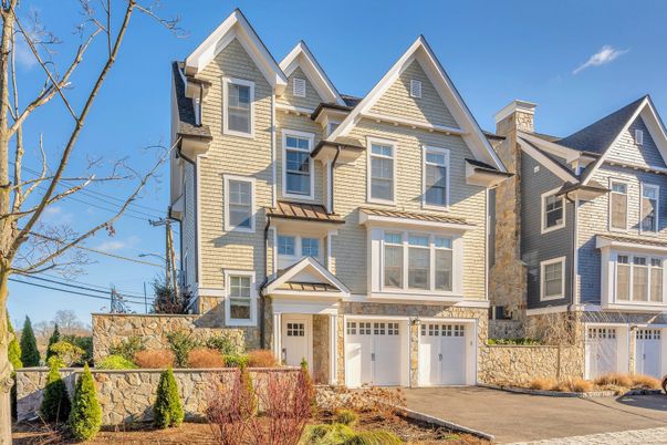 Attached, Exterior, Facade, Queen Anne Victorian