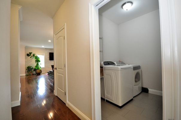 Interior, Recessed Lighting, Washer, Wood Texture Flooring