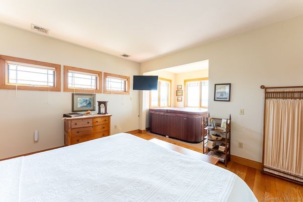 Bedroom, Hot Tub, Interior, Wood Texture Flooring