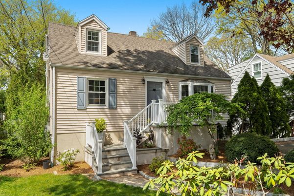 Exterior, Facade, Cape Cod