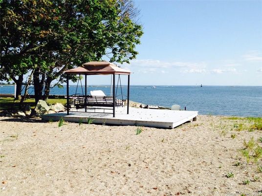 Exterior, Lake