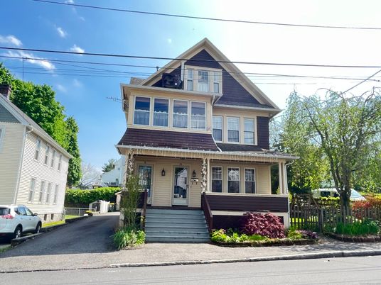 Exterior, Facade, Queen Anne Victorian