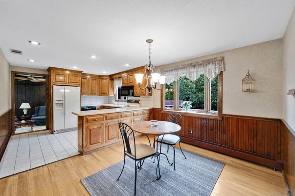 Chandelier, Dining room, Interior, Kitchen, Pendant Lights, Recessed Lighting, Wood Texture Flooring